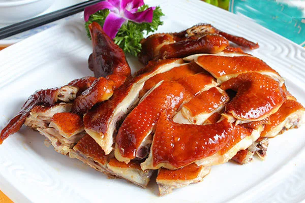 丽江纳西烤鱼金黄酥脆的整条烤鱼配特色酱料